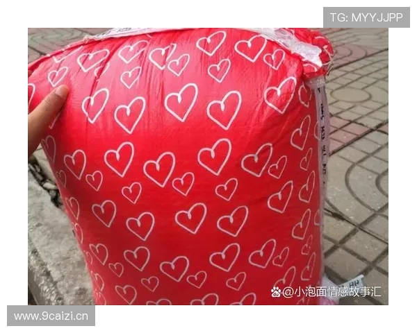 假设今天楼下碰到冯彦哲，我会盯着他手里的袋子看半小时——那东西估计比我一个月工资值钱