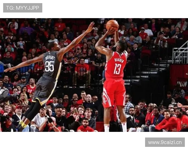 哈登连续突破助攻提升球队关键时刻得分效率